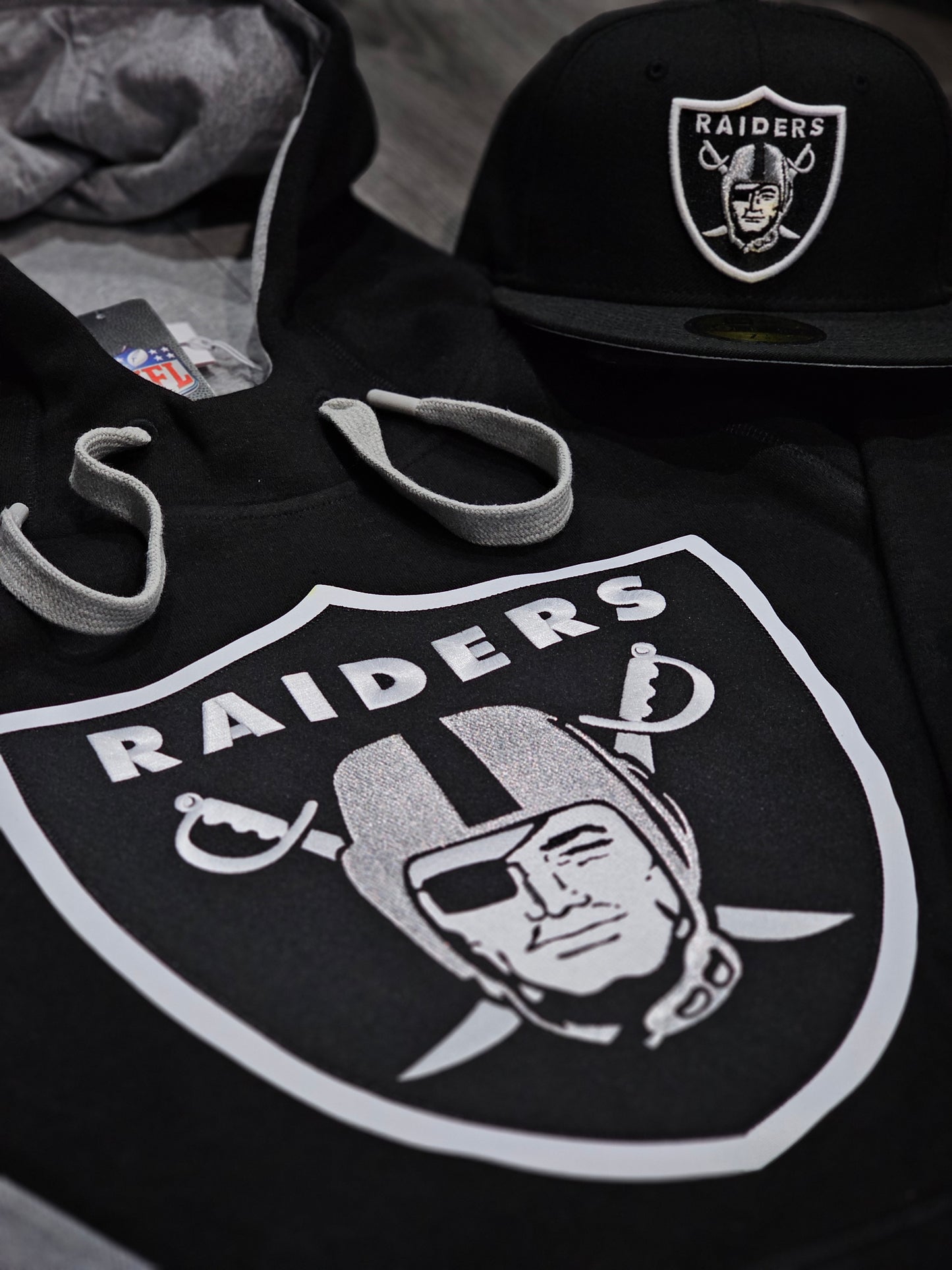 Raiders Antigua Victory Pullover Hoodie - Black