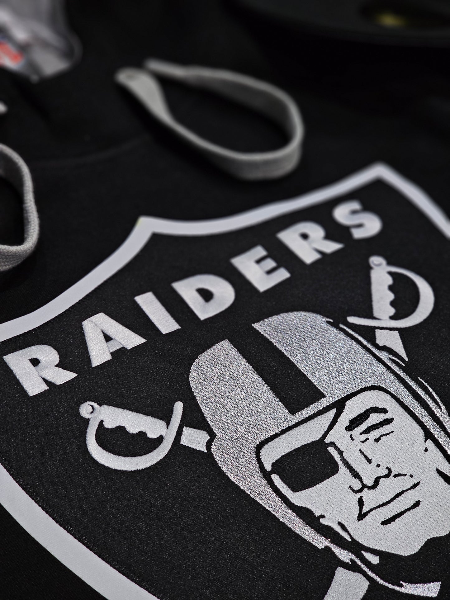 Raiders Antigua Victory Pullover Hoodie - Black